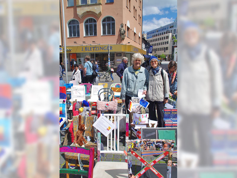 Ehrenamtliche Mitarbeiter von Biberach auf dem Marktplatz in Stuttgart am 15. Mai