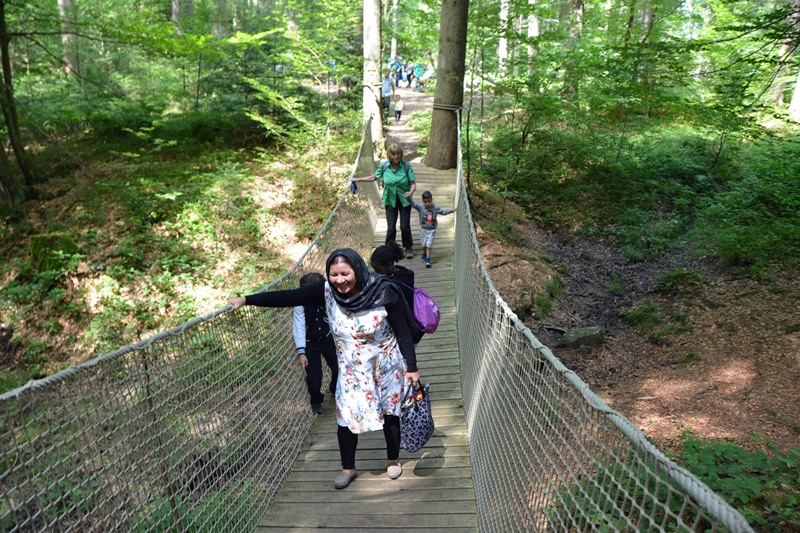 Spass auf der schaukelnden Hängebrücke