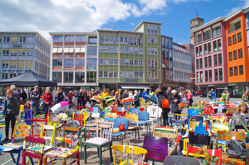 Bunte Stühle, wohin man schaut